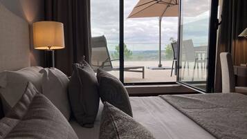 Superior suite, 1 queensize bed | Een minibar, een kluis op de kamer, een bureau, een laptopwerkplek