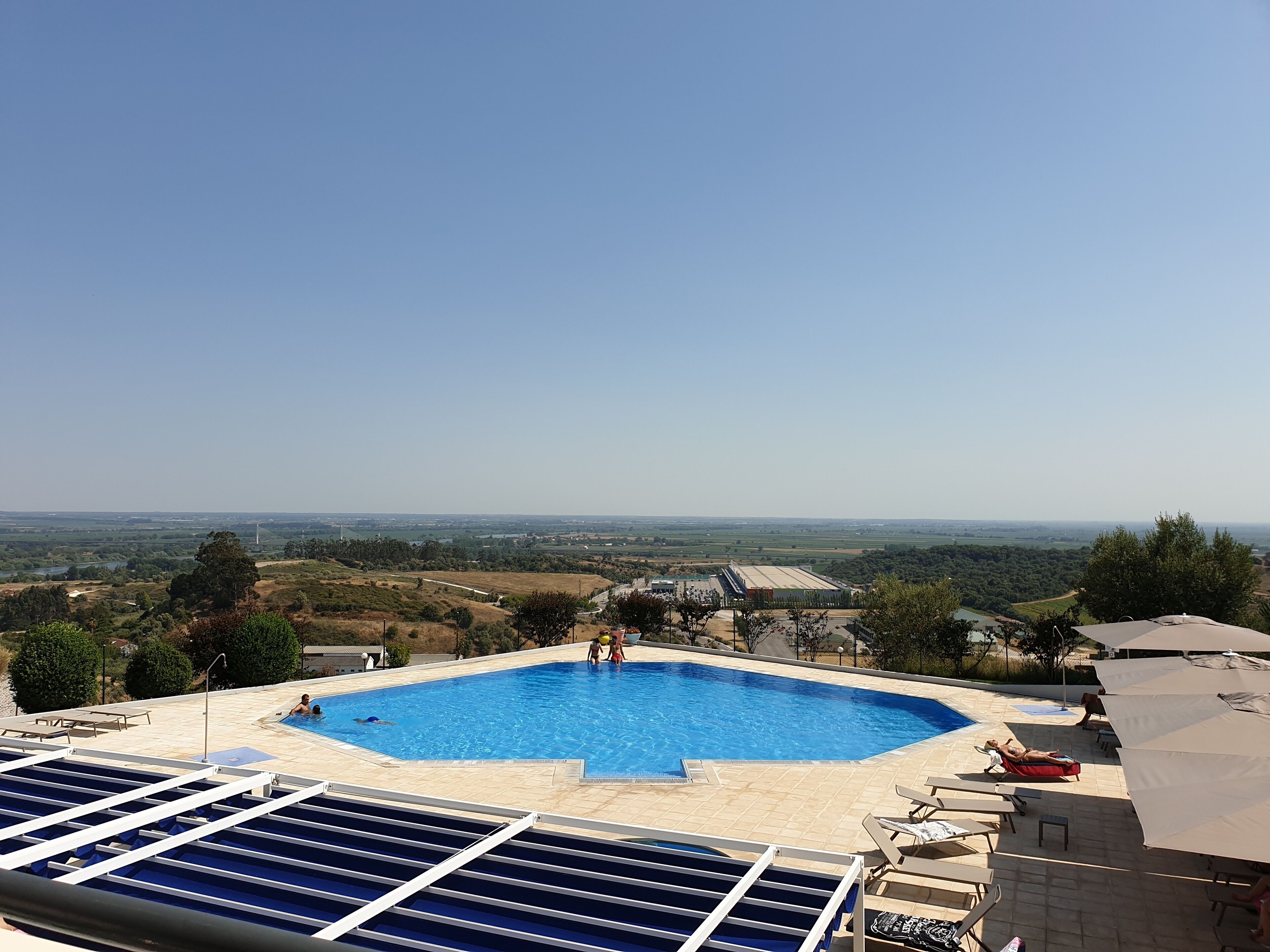 Ein Schwimmbecken mit Blick auf die Landschaft.