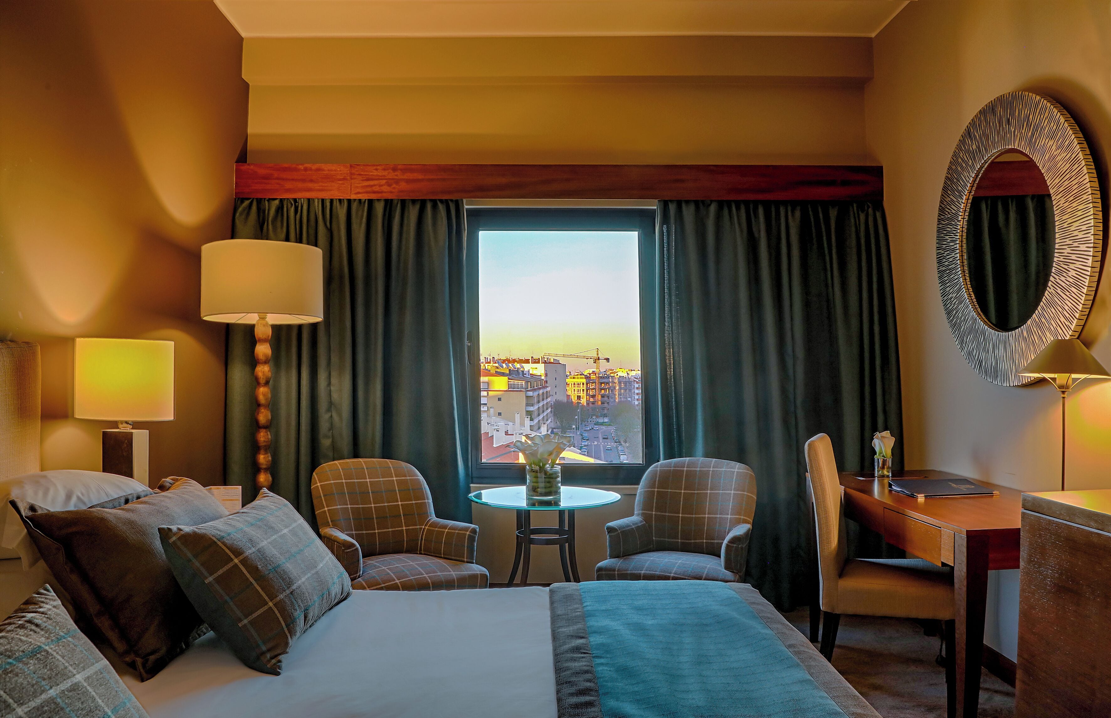 Superior Room, 1 Queen Bed | Minibar, in-room safe, desk, laptop workspace