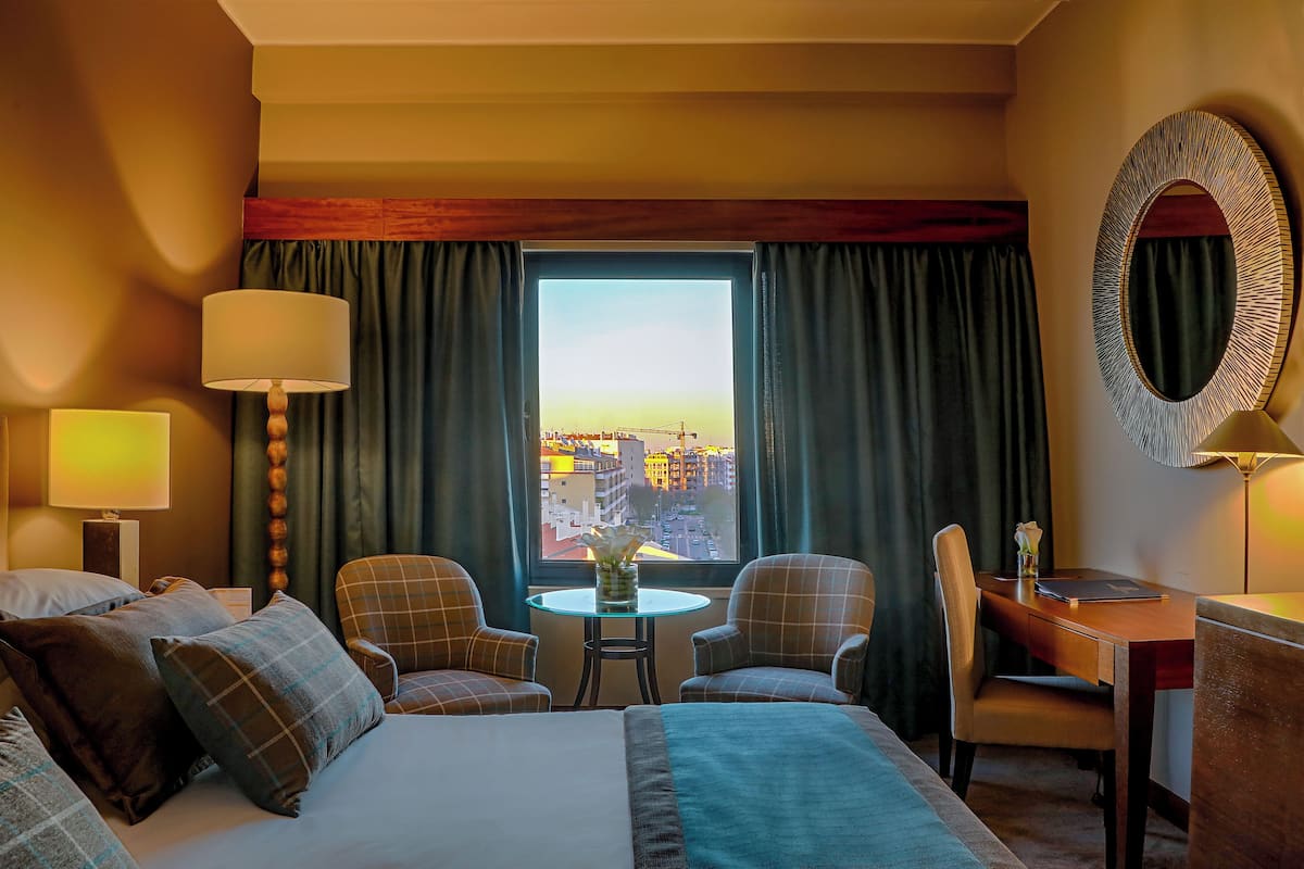 Superior Room, 1 Queen Bed | Minibar, in-room safe, desk, laptop workspace
