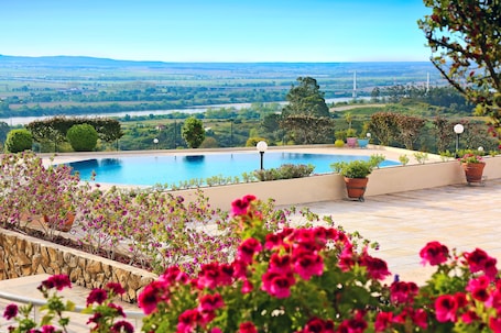 Indoor pool, seasonal outdoor pool, pool umbrellas, sun loungers