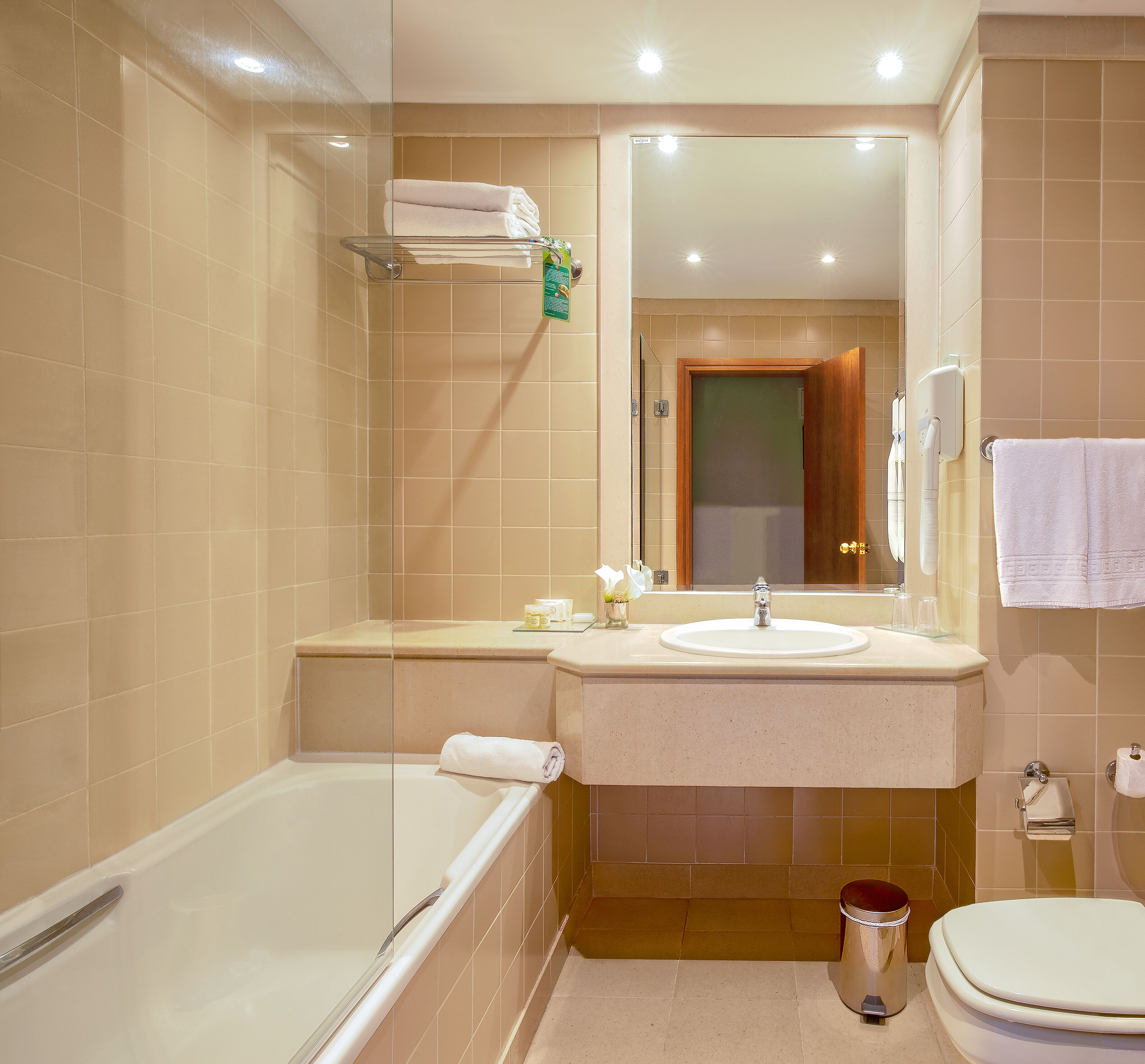 Un baño con bañera, lavamanos e inodoro.