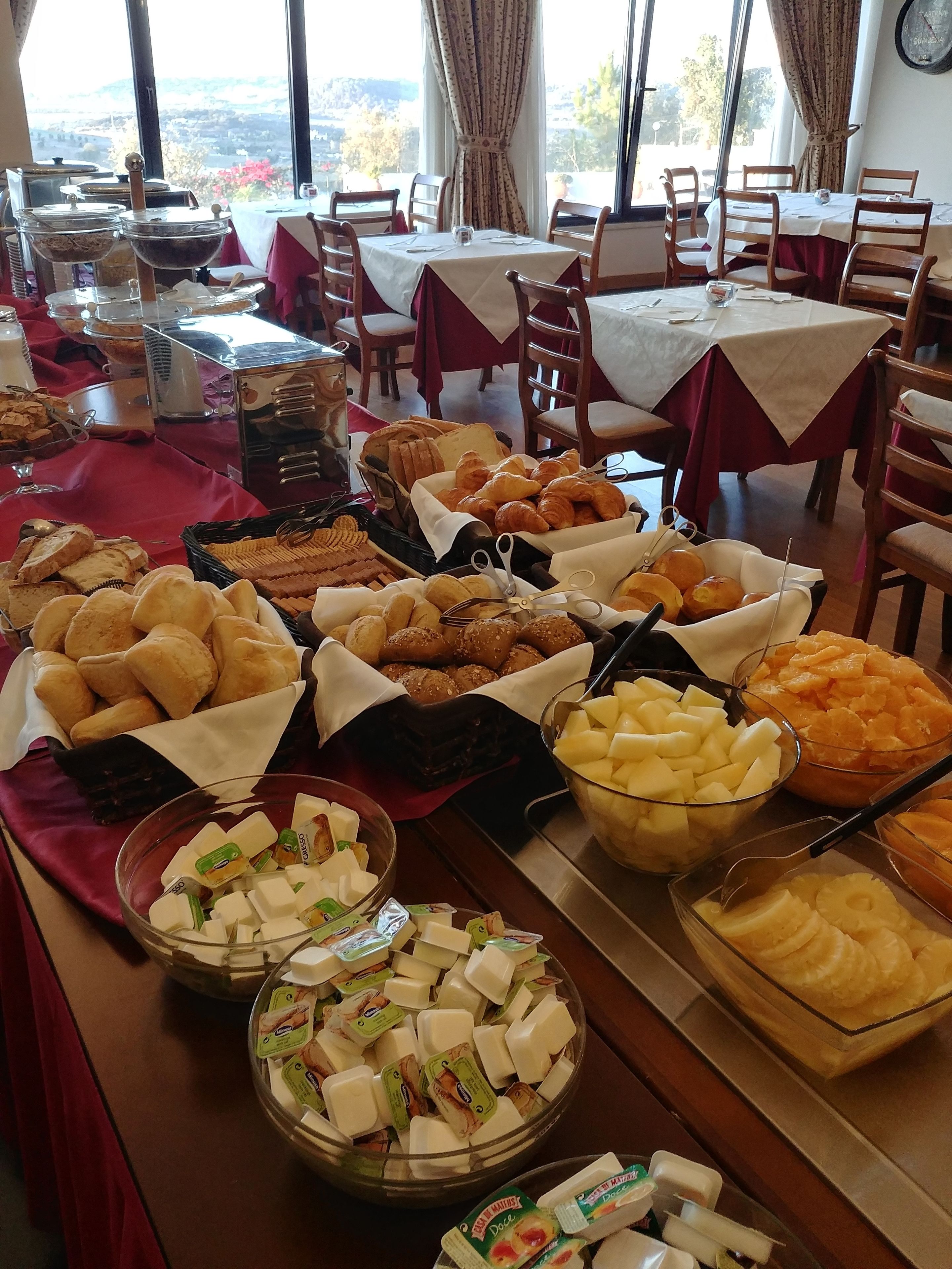 Café da manhã com buffet todos os dias mediante uma taxa