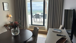 Premium suite, 1 queensize bed | Dineren op de kamer