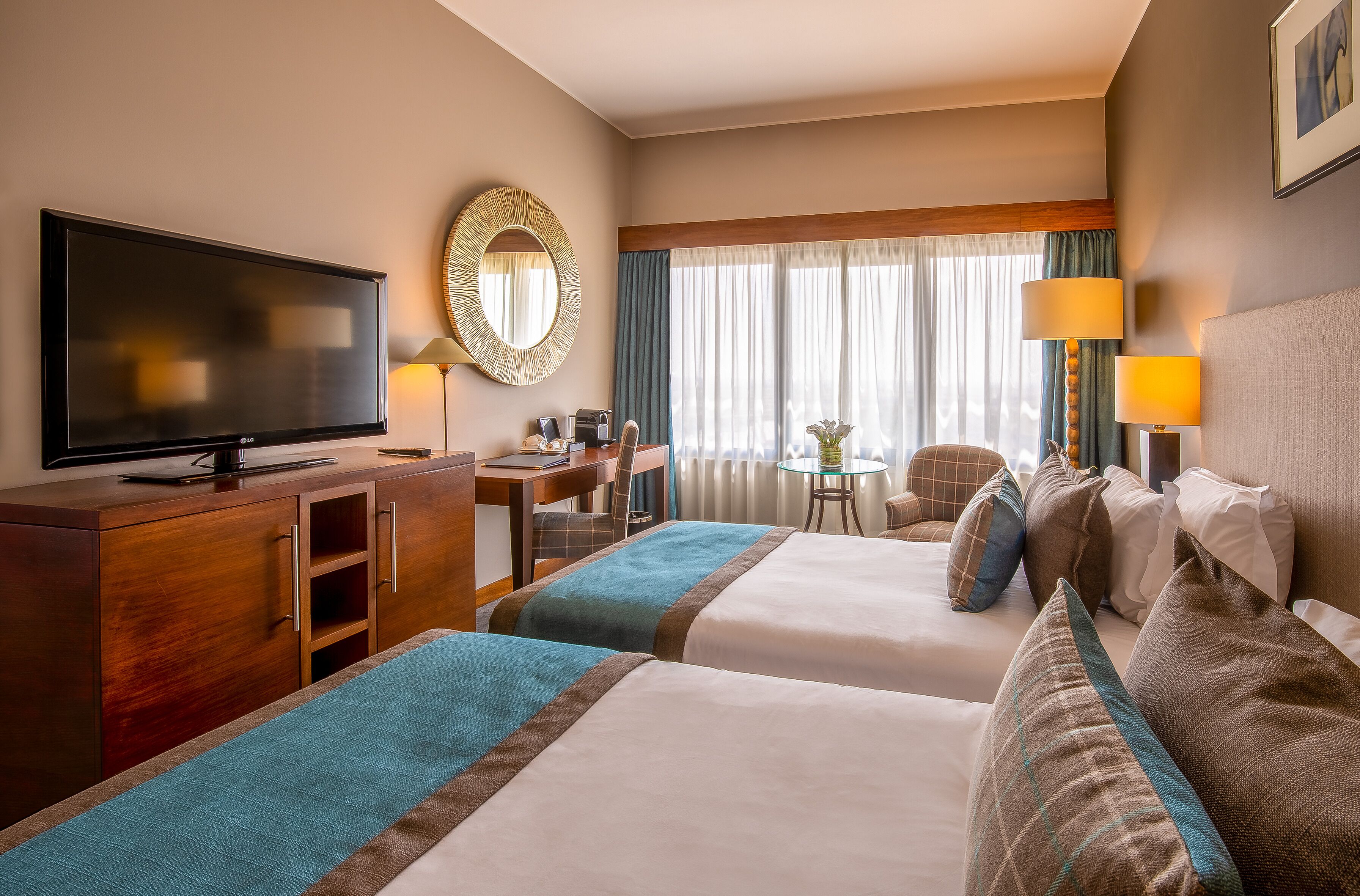 Premium Twin Room | Minibar, in-room safe, desk, laptop workspace