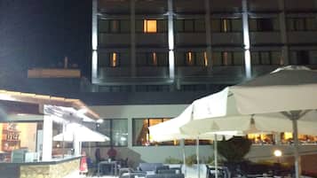 Bar en bord de piscine