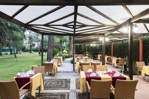 3 restaurants, breakfast served