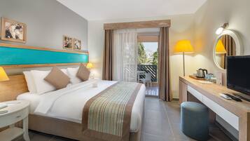 Minibar, in-room safe, desk, bed sheets