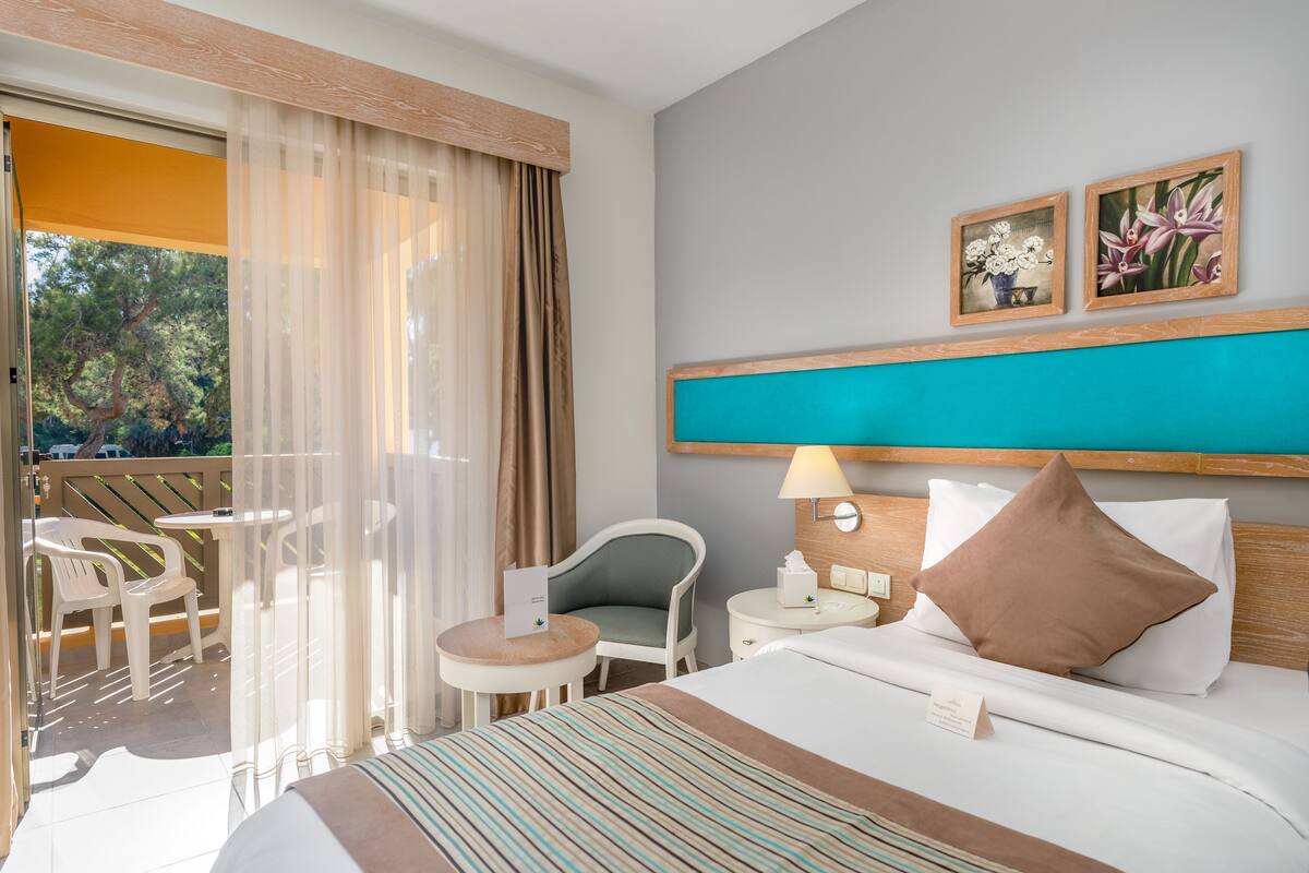 standard double room | minibar, in-room safe, desk, bed sheets