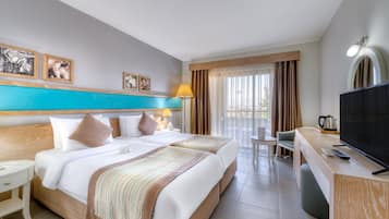 Standard Double Room | Minibar, in-room safe, desk, bed sheets