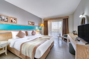 ميني بار وخزنة داخل الغرفة ومكتب وملاءات أسرّة