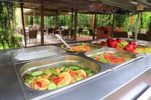 3 restaurants, breakfast served