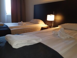 32-inch flat-screen TV with satellite channels, TV - Dialog Hotel Ariston Lidingö (Lidingo)