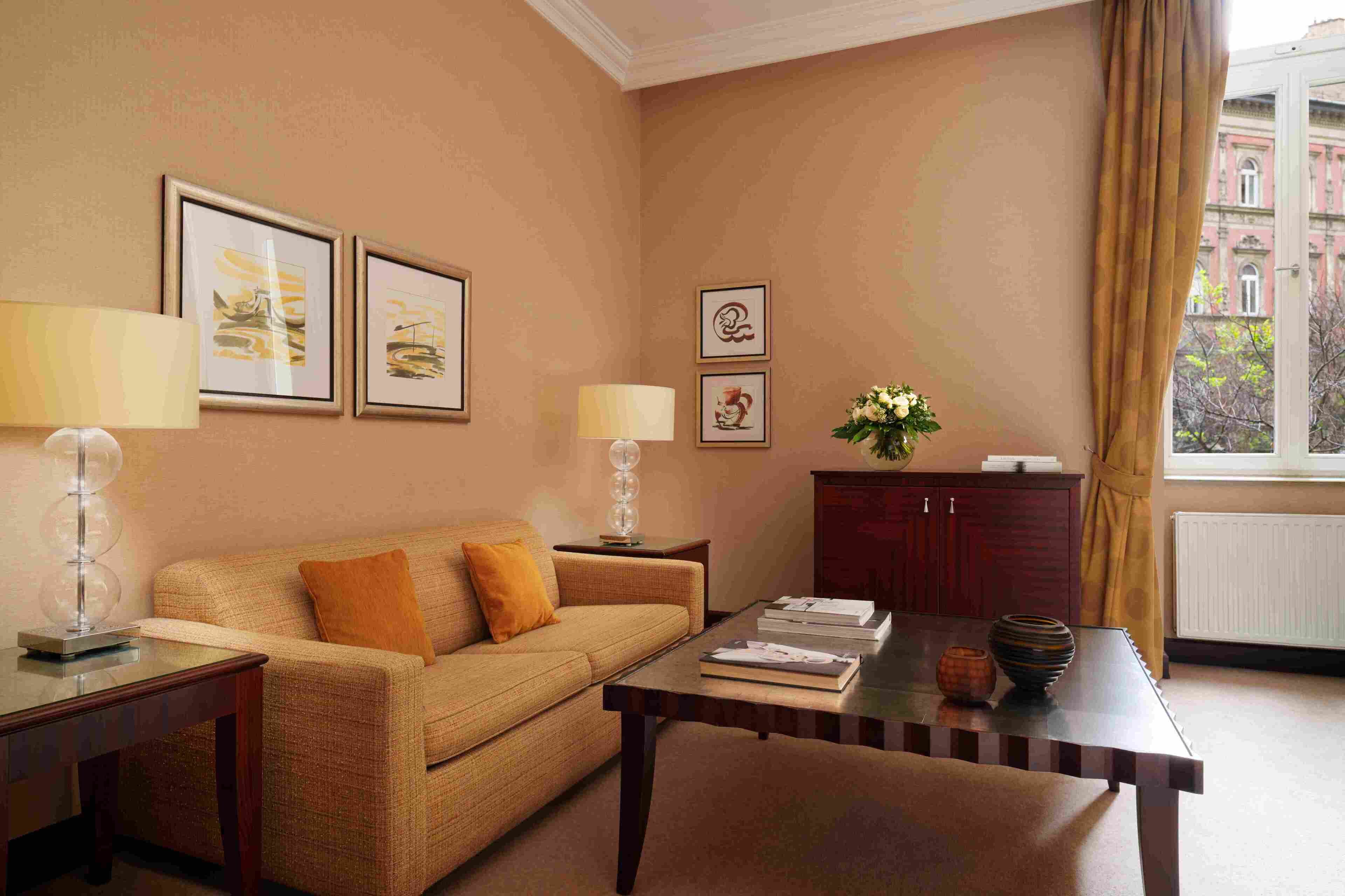 deluxe suite (with spa and executive club access) | living area | lcd tv