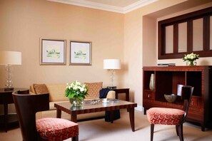 Junior Suite (with Spa and Executive Club Access) | Living area | LCD TV