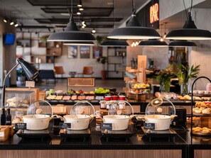 Tägliches Frühstücksbuffet gegen Gebühr