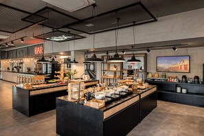 A modern bar area with a neon sign, pendant lighting, and a variety of food and drink options. - ibis Porto Alegre Aeroporto (Porto Alegre)