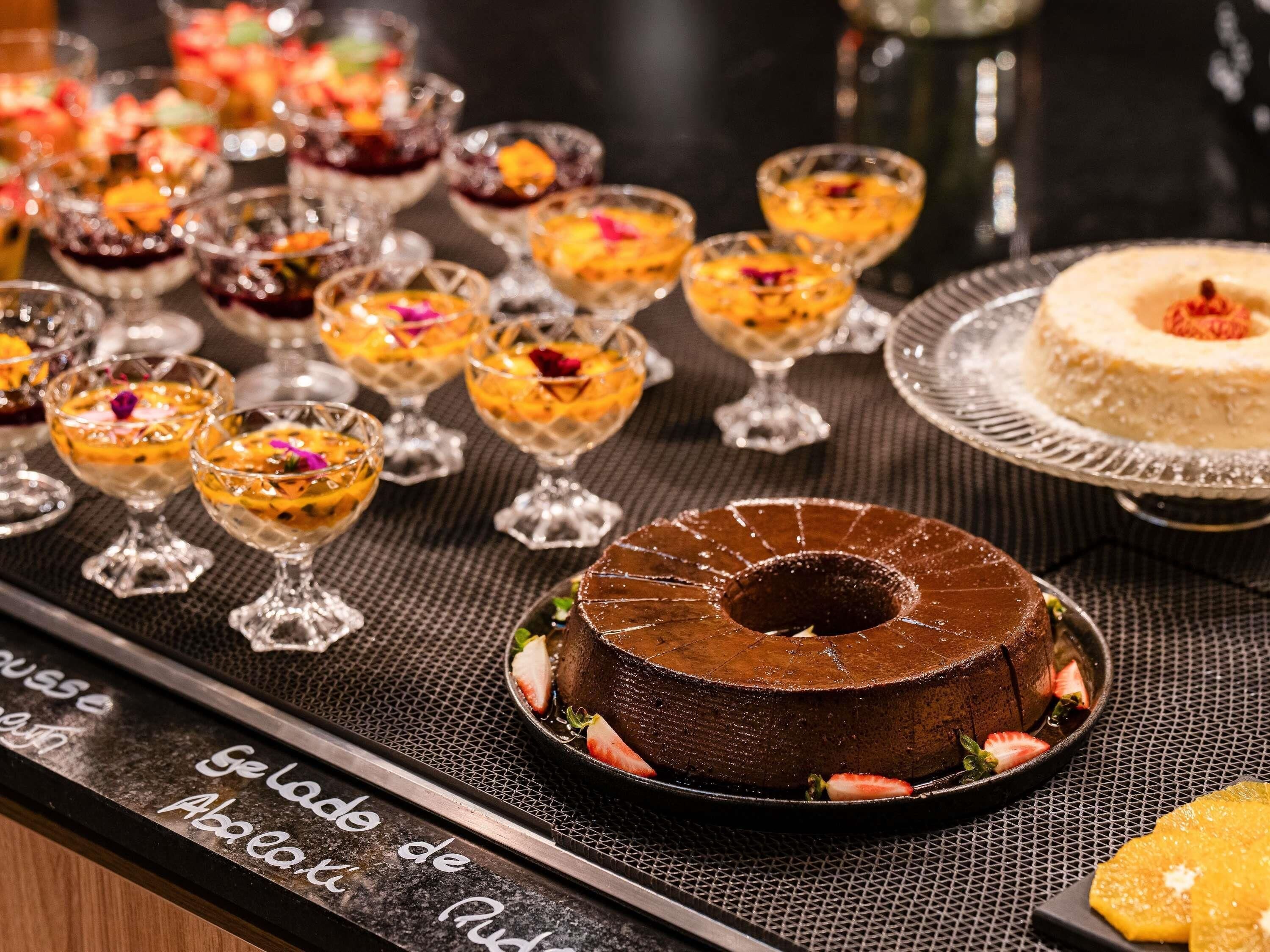 Ein Desserttisch mit verschiedenen Torten und einem Schokoladenkuchen.