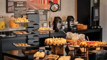 Un bufé con distintos alimentos y un letrero que indica 'Cuca' con una descripción de la comida.