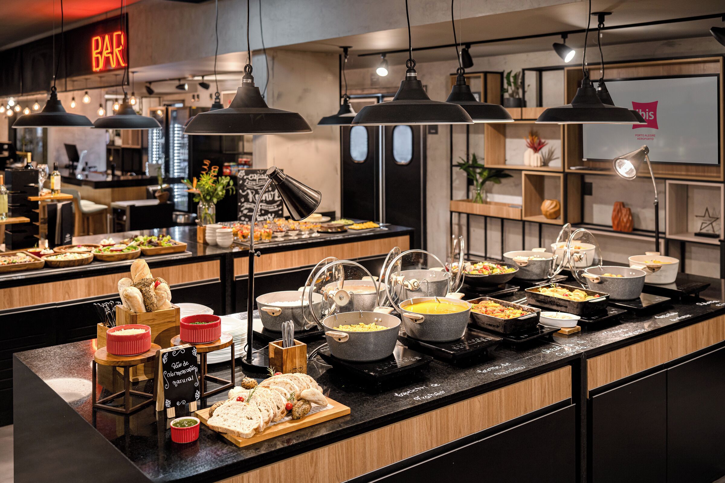 Un buffet proposant une variété de plats et de postes de préparation.