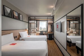Zimmer, 2 Einzelbetten | Minibar, Zimmersafe, Schreibtisch, schallisolierte Zimmer