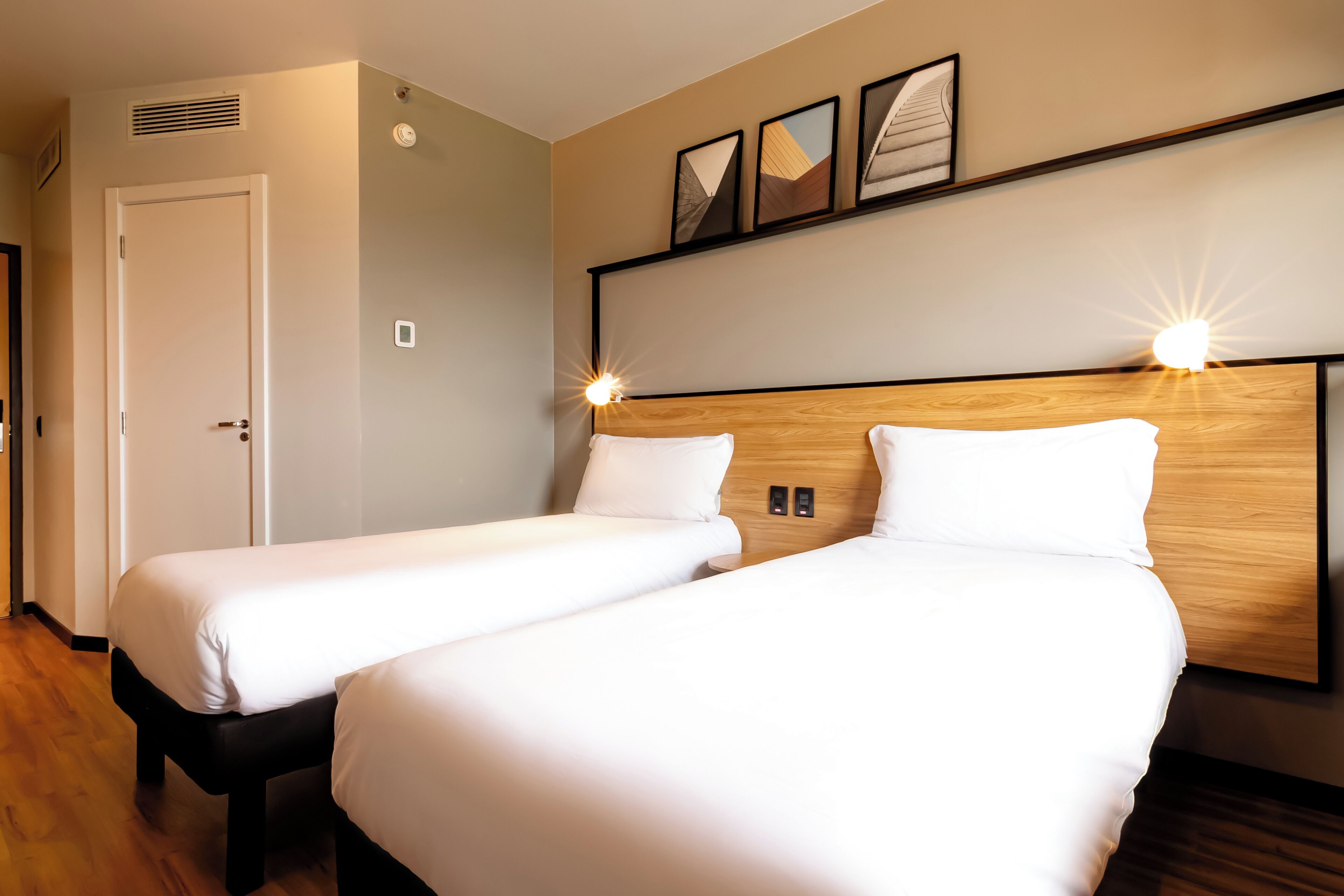 room, 2 single beds | minibar, in-room safe, desk, free wifi
