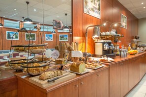 TĂ€gliches FrĂŒhstĂŒcksbuffet (18 EUR pro Person)