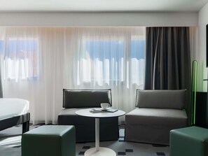 スタンダード ルーム ダブルベッド 1 台ソファーベッド付き | 高級寝具、防音設備、アイロン / アイロン台、WiFi (無料)