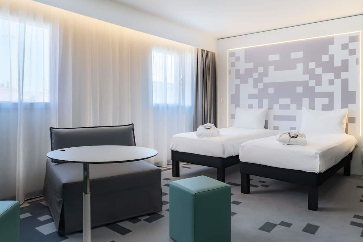 Habitación estándar, varias camas | Ropa de cama de alta calidad y minibar