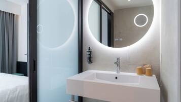 Klassieke kamer, 1 tweepersoonsbed | Badkamer | Een douche, milieuvriendelijk toiletgerief, een haardroger, handdoeken