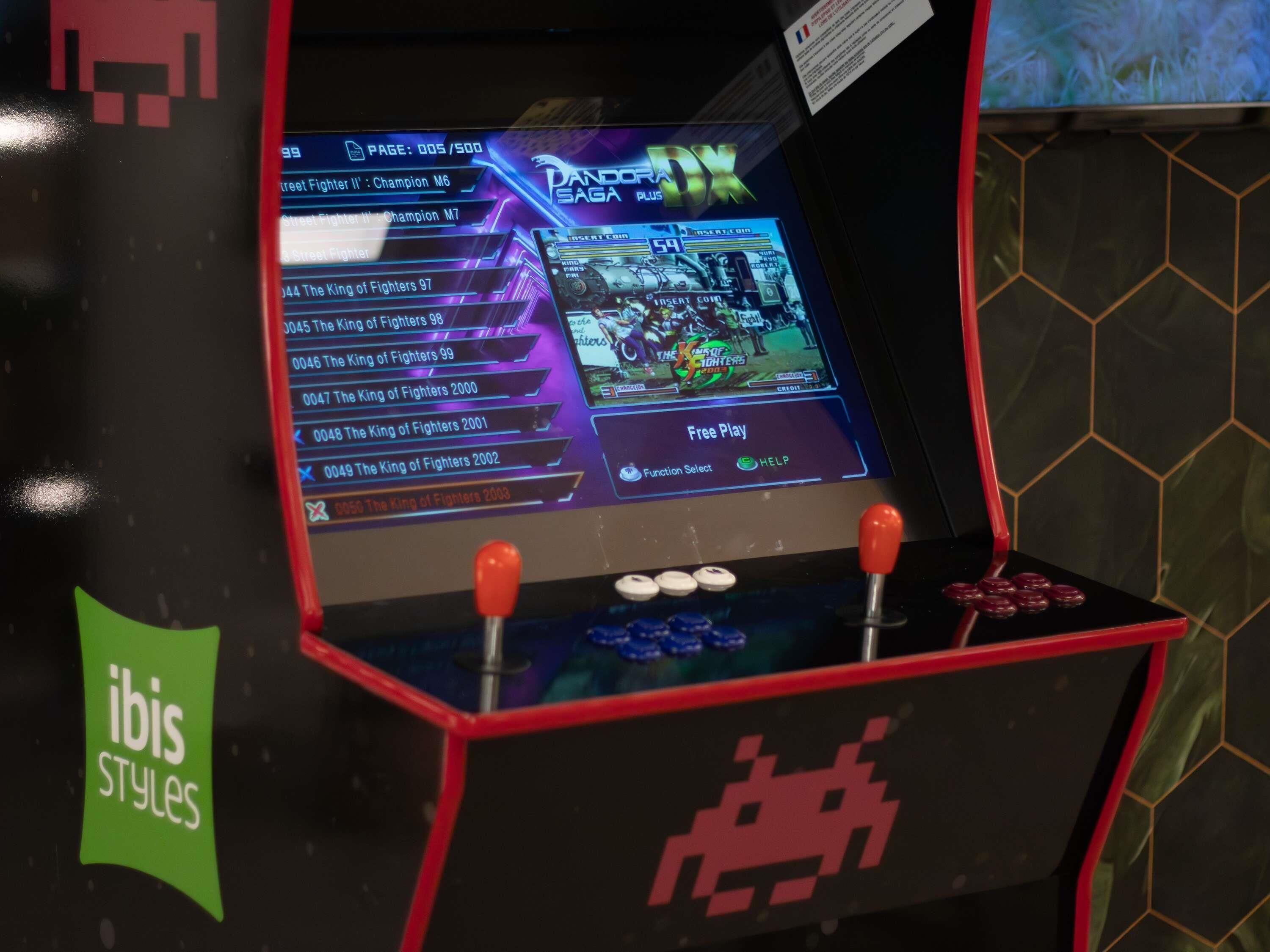 A retro arcade machine with a selection screen for various fighting games.