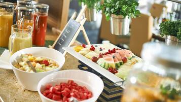 อาหารเช้าแบบบุฟเฟ่ต์ทุกวัน (EUR 24 ต่อคน)