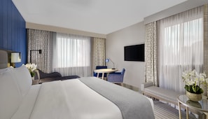 Seprai antialergi, brankas, meja kerja, dan tirai kedap cahaya