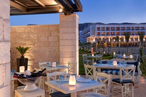 Indoor pool, 2 outdoor pools, pool umbrellas, sun loungers - Hersonissos Palace - All Inclusive (Hersonissos)
