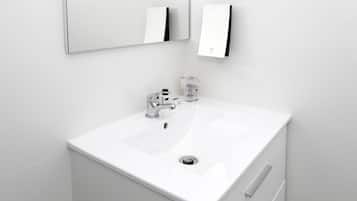 Superior Room | Bathroom | Shower, eco-friendly toiletries, hair dryer, towels