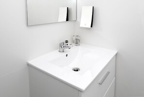 Superior Room | Bathroom | Shower, eco-friendly toiletries, hair dryer, towels