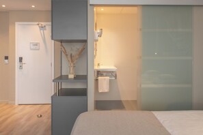 Habitación superior | Escritorio, tabla de planchar con plancha, wifi gratis y ropa de cama