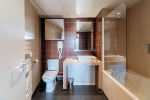 Studio – deluxe, 1 queensize-seng | Bad | Kombinert dusj/badekar, toalettartikler (inkludert) og hårføner