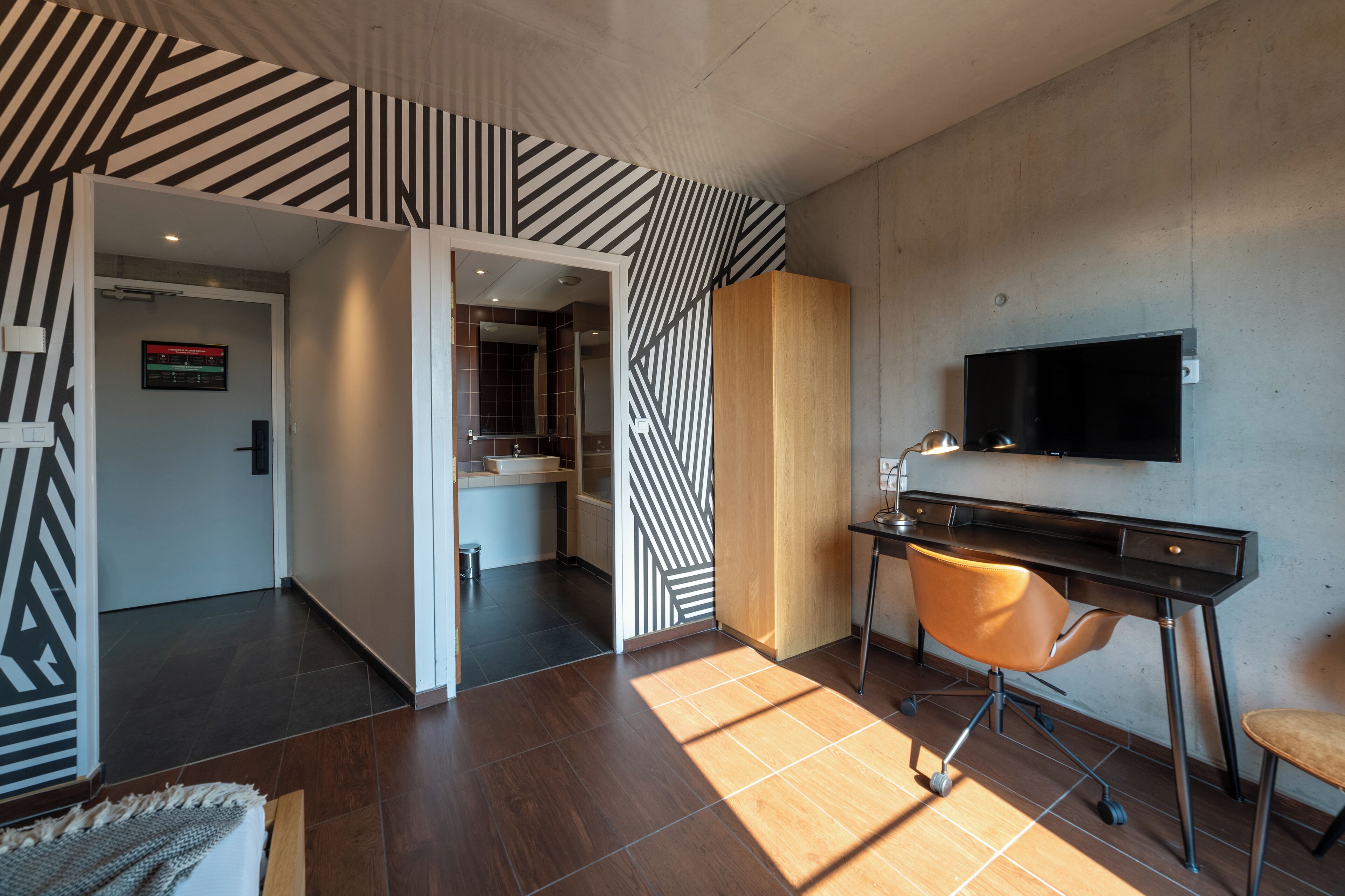 Deluxe Studio, 1 Queen Bed | In-room safe, individually furnished, desk, laptop workspace