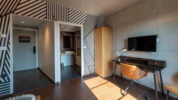 Deluxe Studio, 1 Queen Bed | In-room safe, individually furnished, desk, laptop workspace