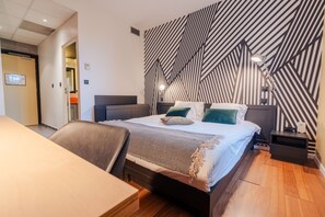 Studio | Coffres-forts dans les chambres, ameublement personnalisé, bureau