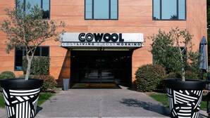 A modern building with a sign reading "COWOOL COSY LIVING & COSY WORKING". - Cowool Lille Villeneuve D'Ascq - Ex Olivarius (Villeneuve-d'Ascq)