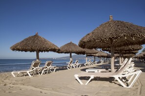 On the beach, beach towels - Samba Vallarta - All Inclusive (Nuevo Nayarit)