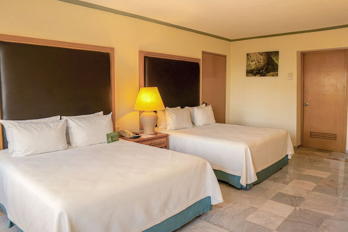 Habitación estándar | Ropa de cama de alta calidad y caja de seguridad en la habitación