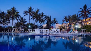 Outdoor pool, pool umbrellas