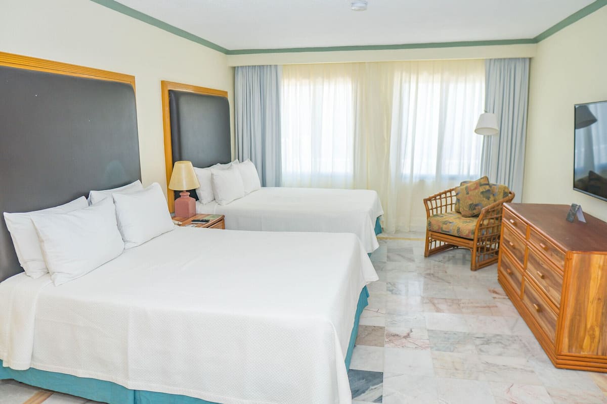 Ropa de cama de alta calidad y caja de seguridad en la habitación