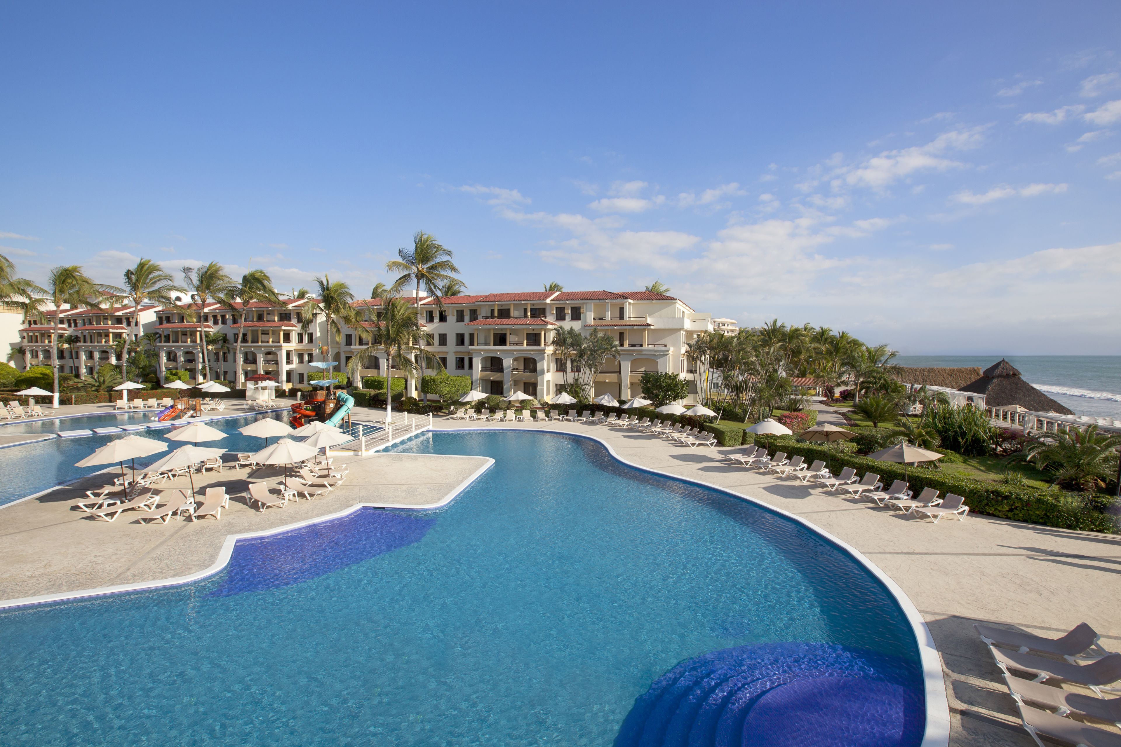 Alberca al aire libre y sombrillas en la alberca 