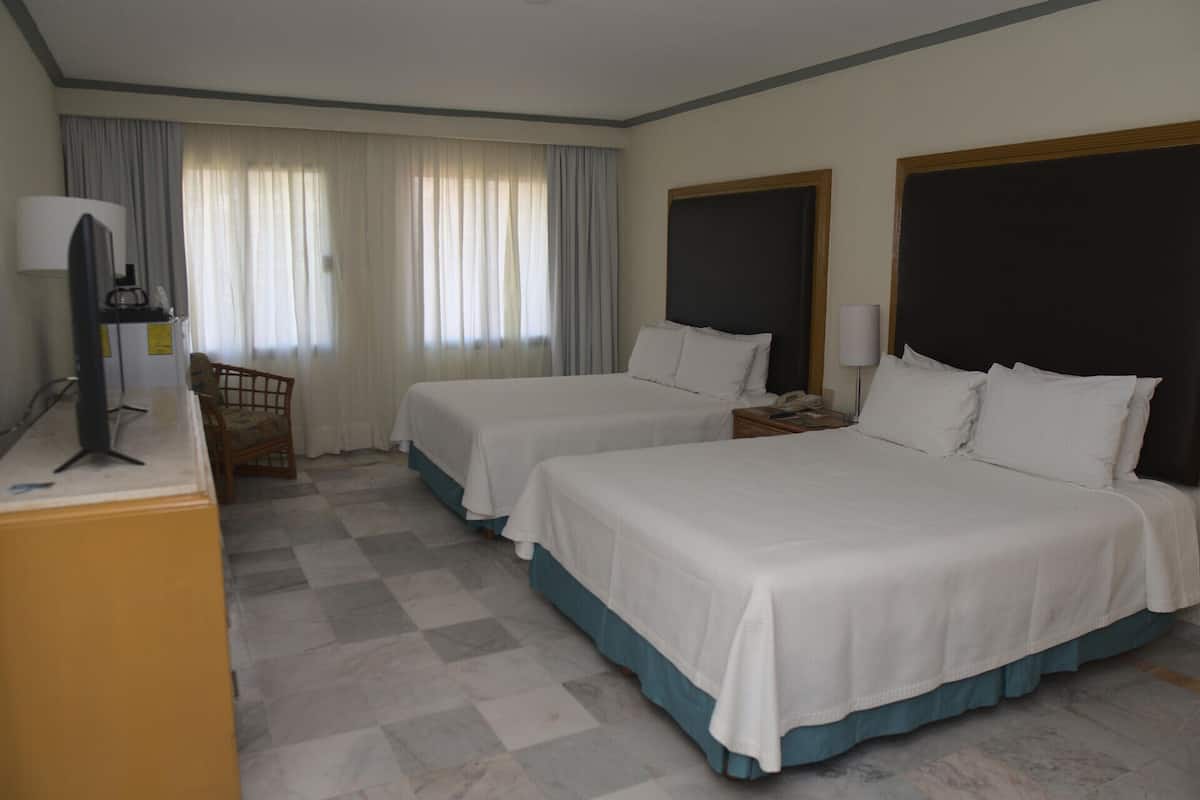 Ropa de cama de alta calidad y caja de seguridad en la habitación