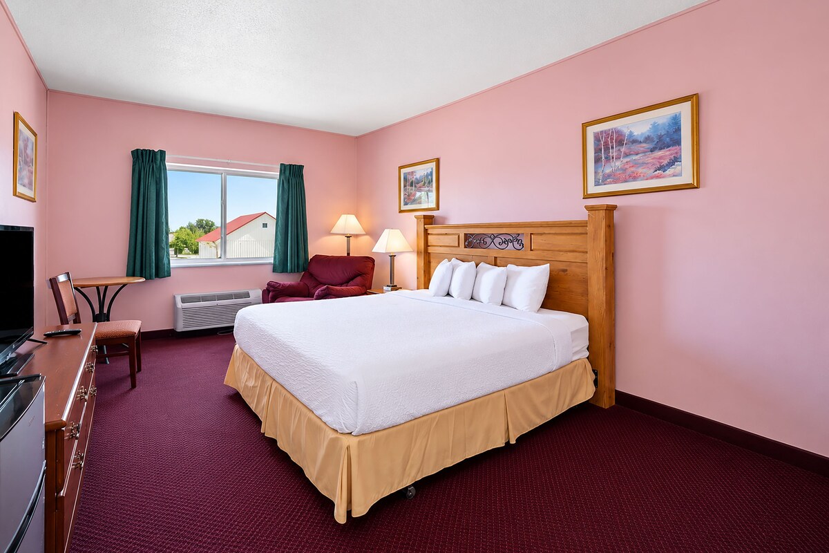 Room, 1 Queen Bed, Non Smoking | Hypo-allergenic bedding available, desk, iron/ironing board