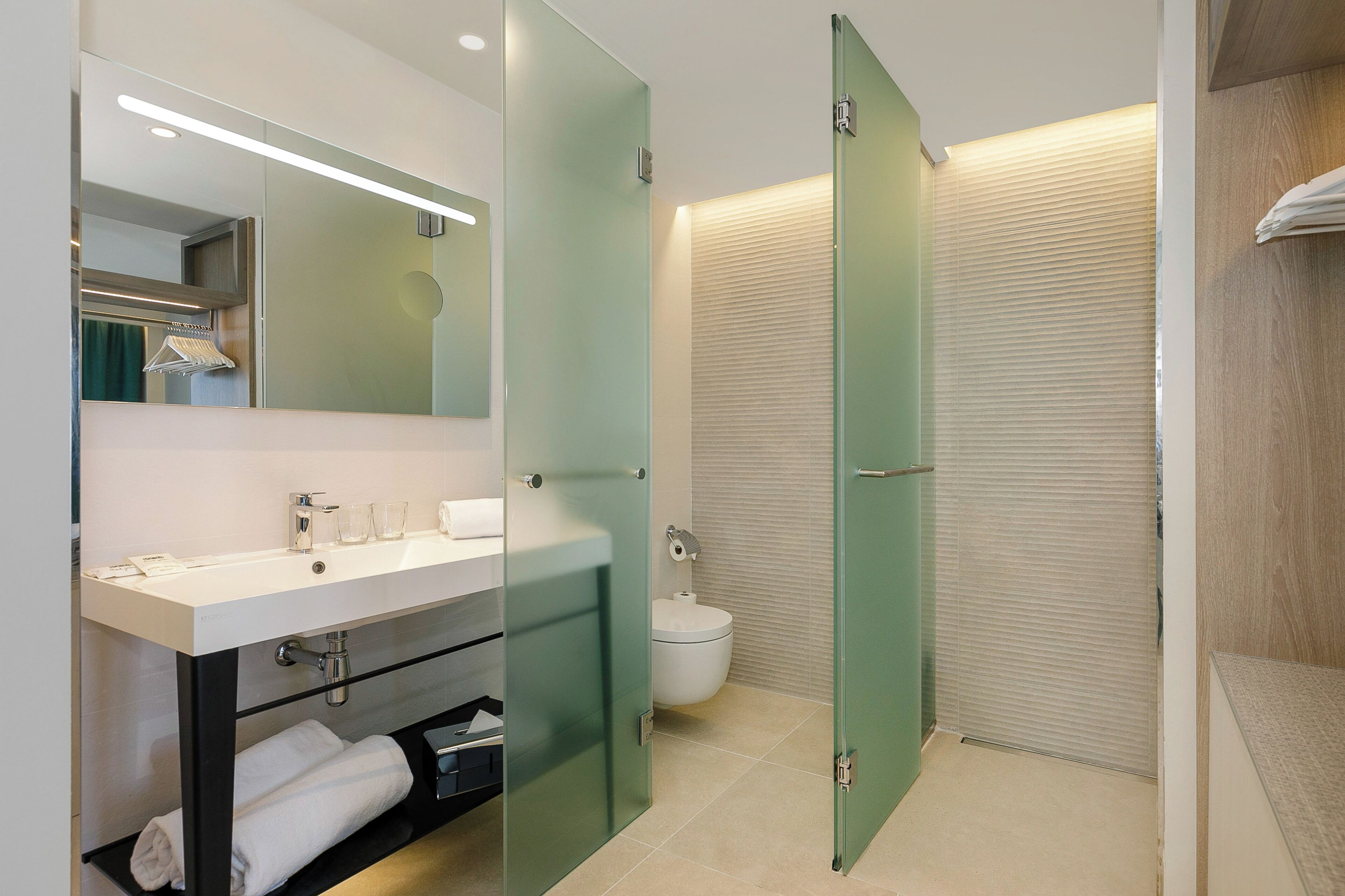 superior front sea view room | bathroom | shower, eco-friendly toiletries, hair dryer, towels